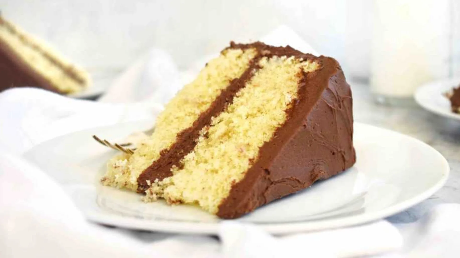 Vanilla Cake With Chocolate Filling