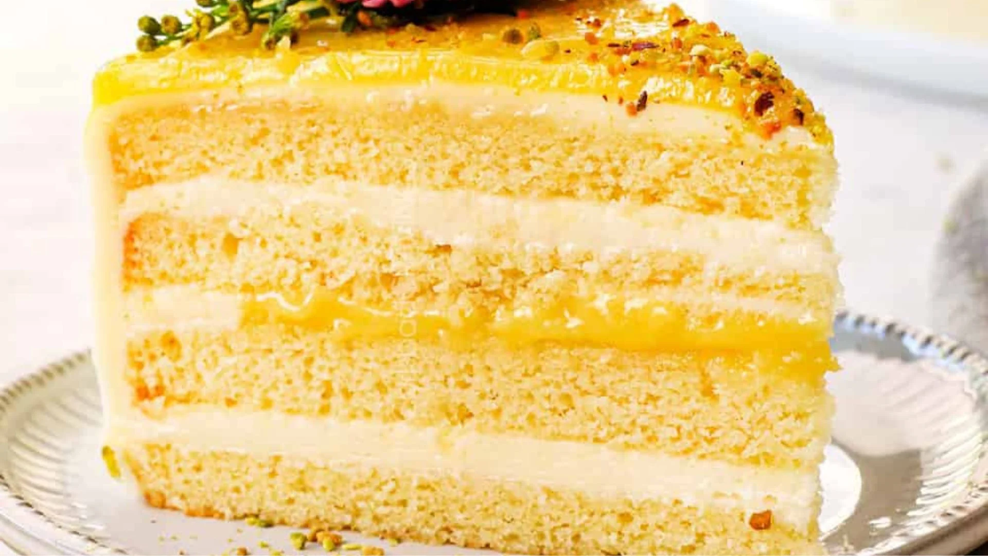 Vanilla Cake With Lemon Curd